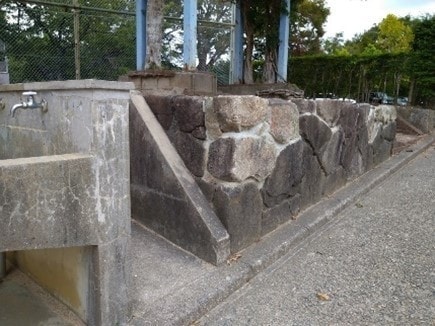 部室横の水道と石垣