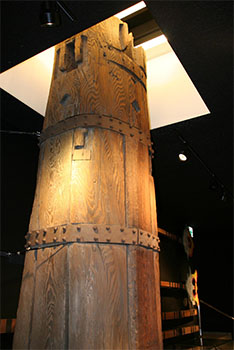 히메지성 대천수각의 동쪽 대기둥(뿌리 부분)／당 박물관  성 전시실