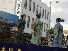 義士祭の山車で忠臣蔵のワンシーンを演じる生徒の画像