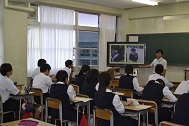教室で講座を受けている様子