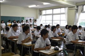 教室で授業を受けている様子