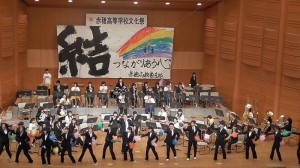 舞台上で発表している様子