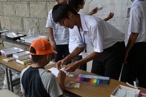 小学生に科学を教えている生徒の画像