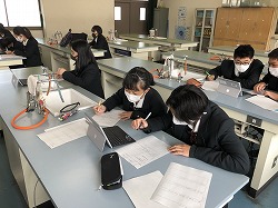 特別授業を受ける生徒たちの画像（その１）