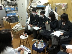 インタビューをおこなっている生徒の画像（その１）