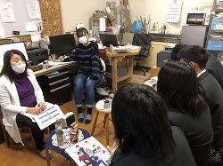 インタビューをおこなっている生徒の画像（その２）