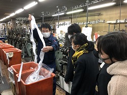 工場見学をしている生徒の画像