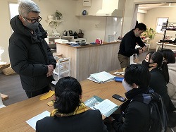 説明を受けている生徒の画像