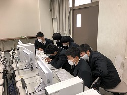 商品ページ作成をおこなっている生徒の画像（その１）