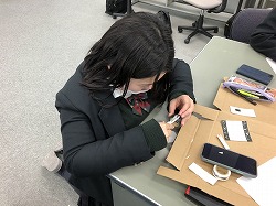 商品ページ作成をおこなっている生徒の画像（その２）