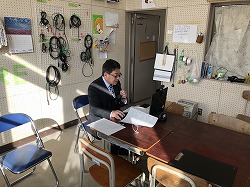 パソコンを使ってリモートで始業式を行う校長先生の画像