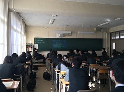 教室で始業式を受ける生徒の画像