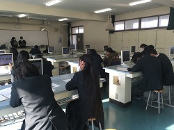 教室で発表を行う生徒の画像