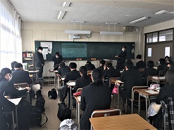 教室で発表を行う生徒の画像