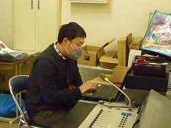 パソコンを使ってリモートで講習を行っている講師の先生の画像