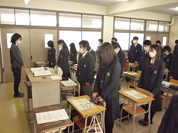 黙とうしている生徒の画像