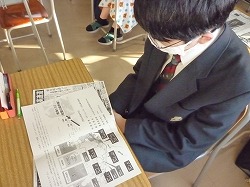 資料を見ている生徒の画像