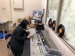 校内放送で感染症対策の徹底を呼び掛ける生徒の画像