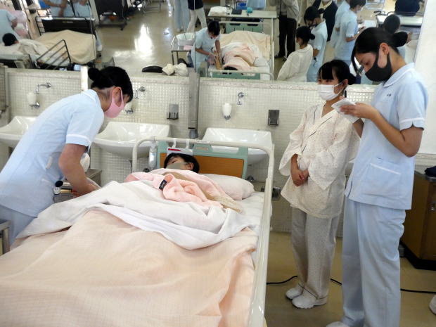 看護実習中の生徒の画像