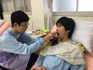 食事介助実習を行う生徒の画像