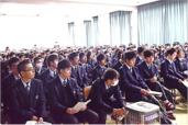 真剣に耳を傾けている生徒の画像