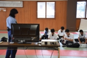 警察官の方にインタビューする生徒の画像