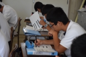 夏休み後にプレゼンの準備をする生徒の画像