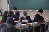 作戦タイムで内容整理する生徒の画像