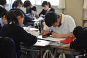 社会の動きを新聞で探究する生徒の画像