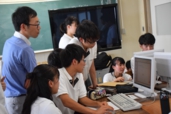 教員が資料探しのアドバイスをしている画像