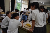 探究テーマについて議論する生徒の画像