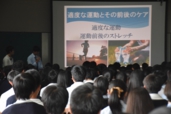 学年発表で真剣に聞く生徒の画像