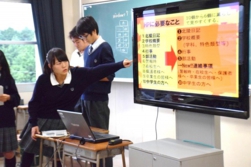 プレゼンテーションを行う生徒の画像