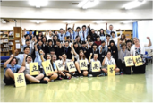 図書室での集合写真の画像