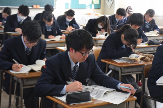 小論文を作成する生徒の画像