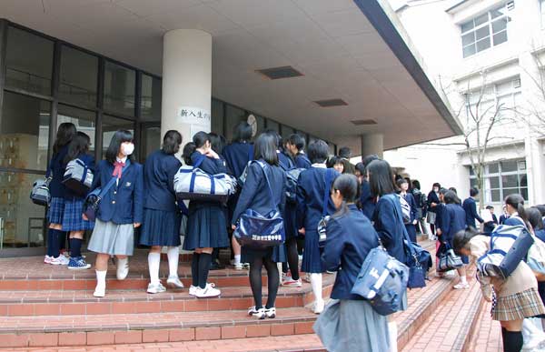 新入生登校 校歌の練習 4月4日 金 ８時３０分 新入生 第29回生 が入学式の練習 書類の提出 物品の購入のために登校しました 入学式の練習では 制服の着方を生徒会役員に教わり 校歌の練習をおこないました 新しい学校生活がいよいよ始まり