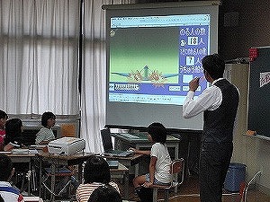ExcelVBAを用いたコンテンツを使い、児童の計算のたしかめをする場面