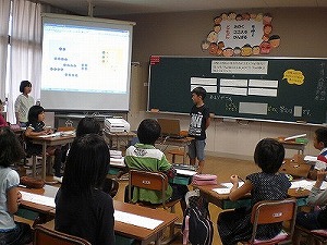 児童がPCを使って自分の考え方を説明する場面