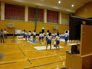 映像遅延装置を体育館に設置し、演技を分析できるようにしている様子