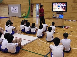 デジカメで撮影した動画を再生し、動きのポイントについて確認する様子