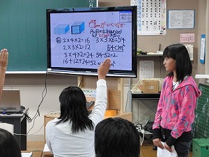 <font size="-1">自分の考えを説明するために電子黒板を使っている場面</font>