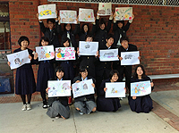 生徒たちが絵を持った集合写真の画像