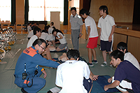 救命救急法の講習を受けている生徒の画像