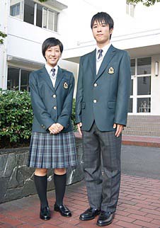 制服を着た男女の生徒の画像