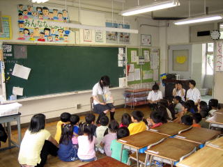 小学生に本の読み聞かせをしている画像