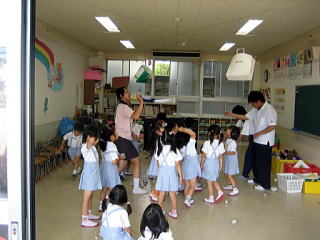 幼稚エンジと遊んでいる画像