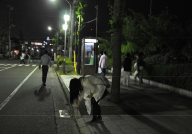 街中の清掃をおこなう生徒の画像