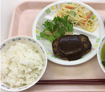 給食のハンバーグの画像