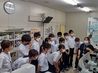 企業研究室訪問（人文・数理探究類型１年）の活動写真