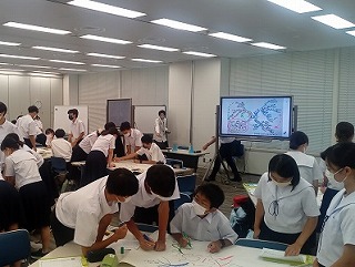 企業研究室訪問（人文・数理探究類型１年）の活動写真